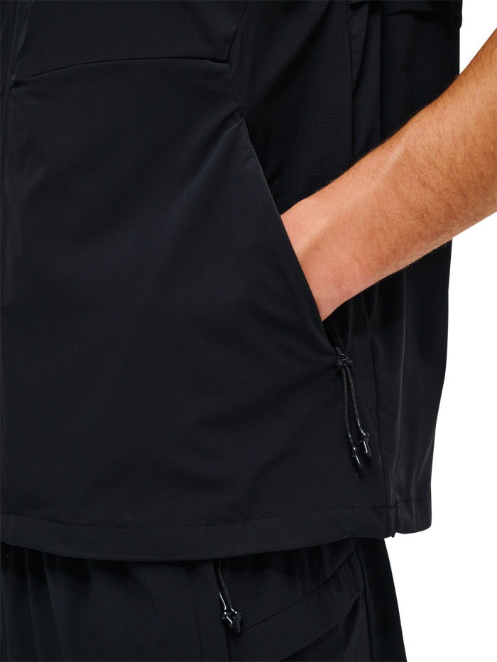 HALO SCOUT VEST, BLACK, model