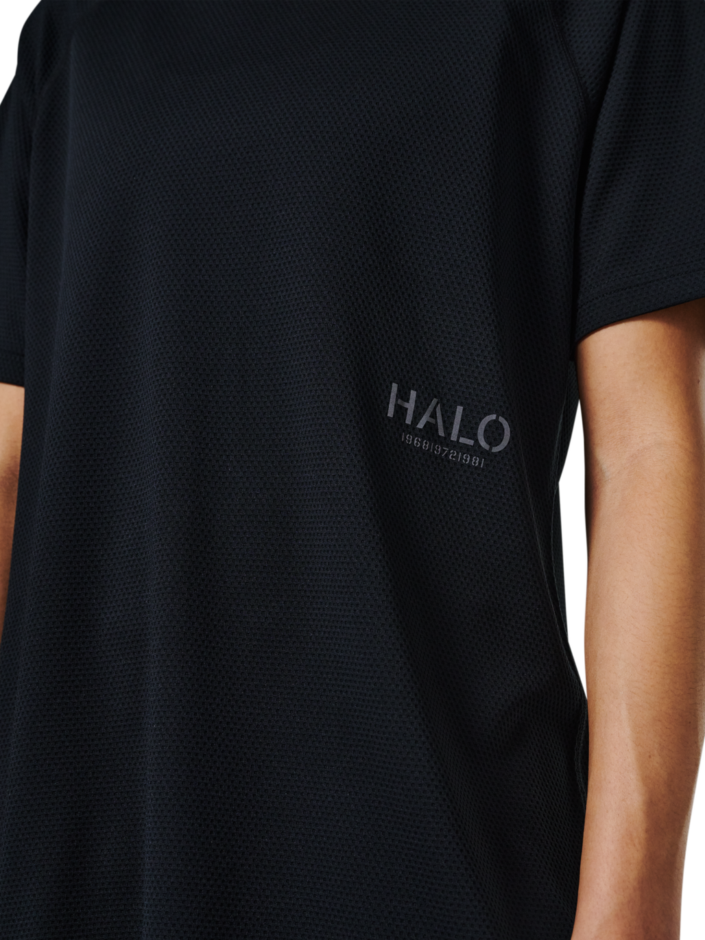 HALO SORONA T-SHIRT, BLACK, model