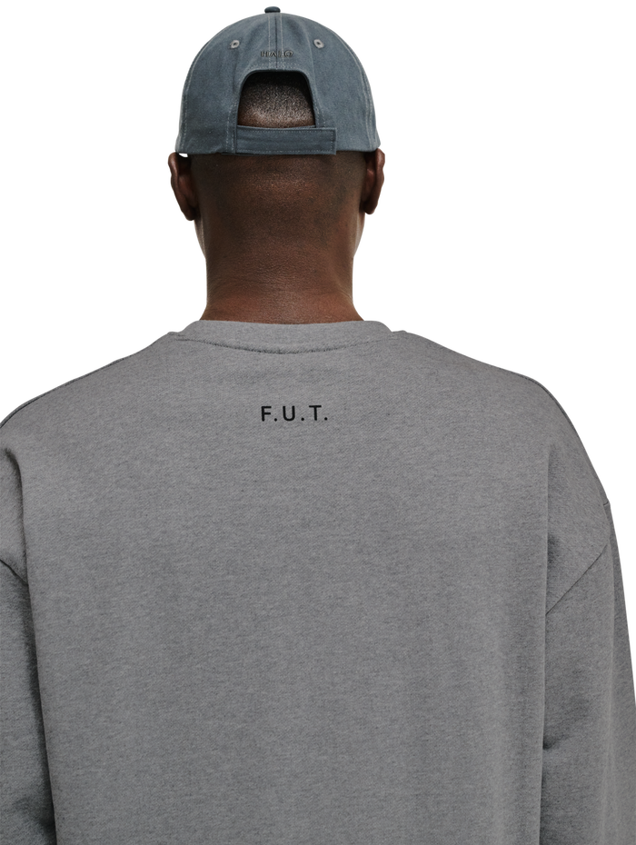 HALO ESSENTIAL CREW, GREY MELANGE, model