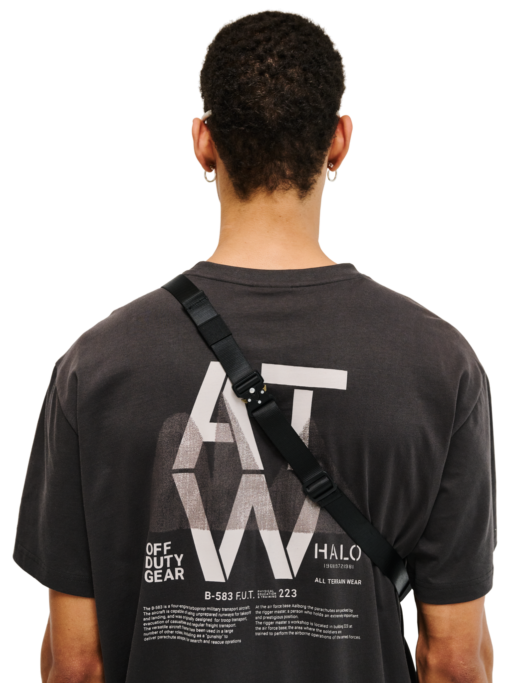 HALO CROSSBODY BAG, DEEP WELL, model