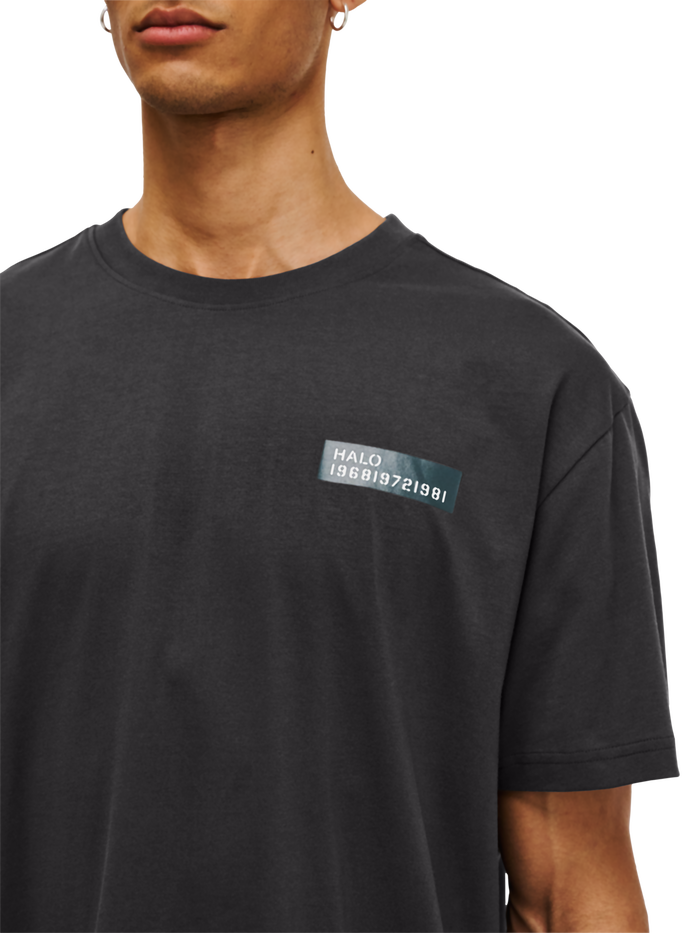 HALO GRAPHIC T-SHIRT, RAVEN, model