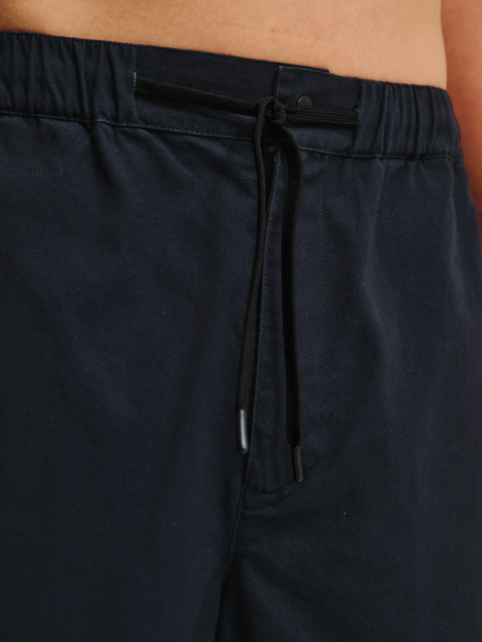HALO COMMAND SHORTS, BLACK, model