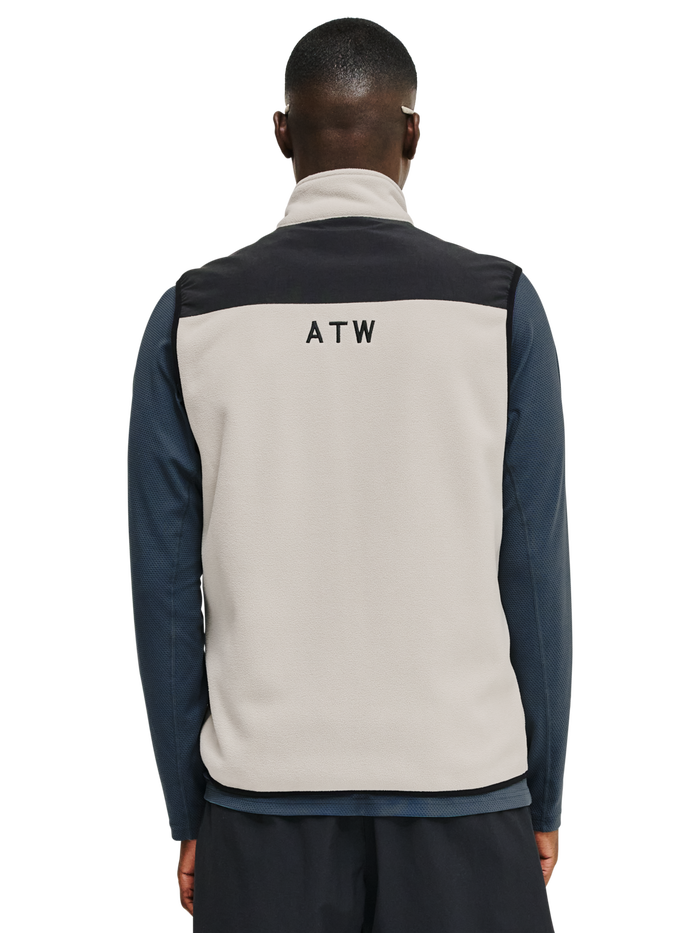 HALO BLOCKED FLEECE VEST, SILVER LINING, model