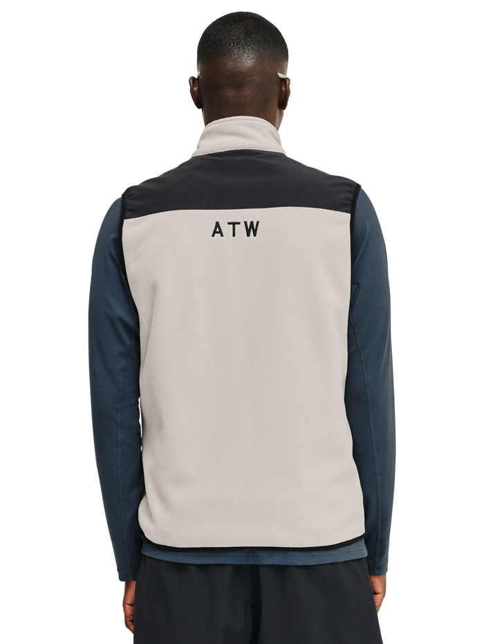 HALO BLOCKED FLEECE VEST, SILVER LINING, model