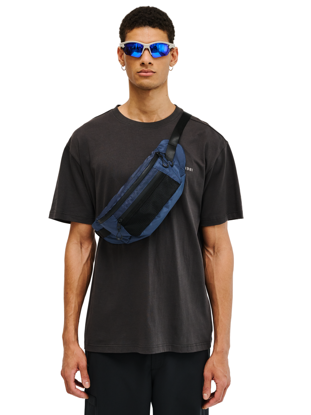 HALO CROSSBODY BAG, DEEP WELL, model