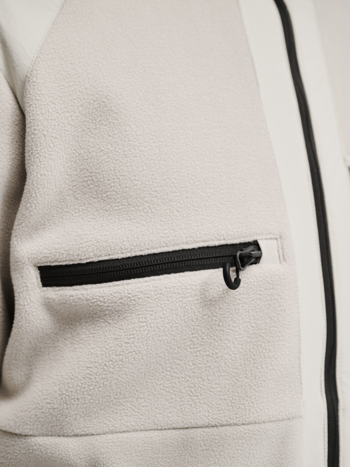 HALO PANELED FLEECE JACKET, SILVER LINING, model