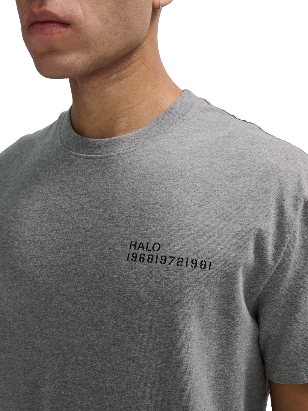 HALO ESSENTIAL T-SHIRT, GREY MELANGE, model