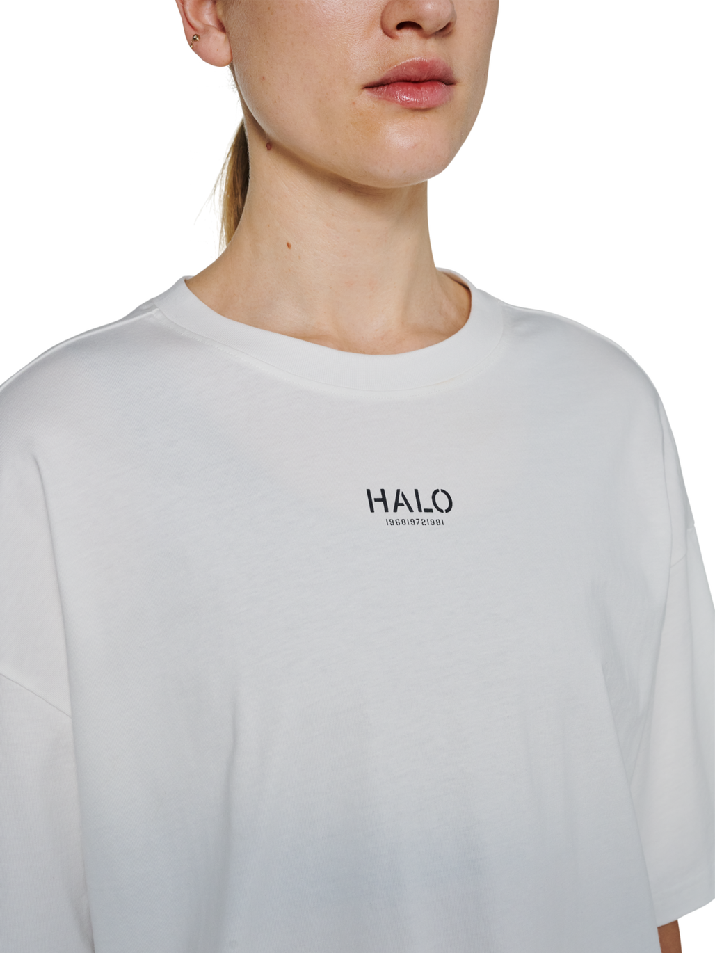 HALO GRAPHIC BOXY T-SHIRT, MARSHMALLOW/DEEP WELL, model