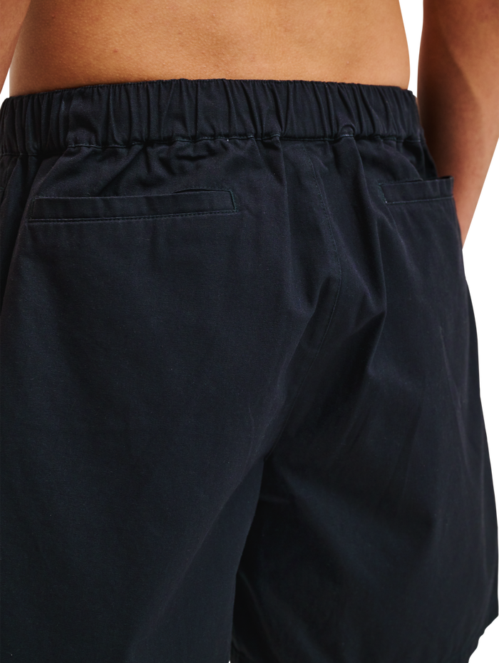 HALO COMMAND SHORTS, BLACK, model