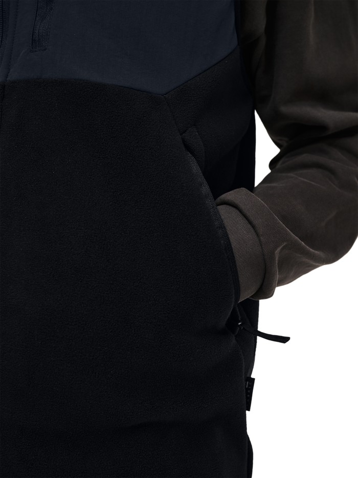 HALO BLOCKED FLEECE VEST, BLACK, model