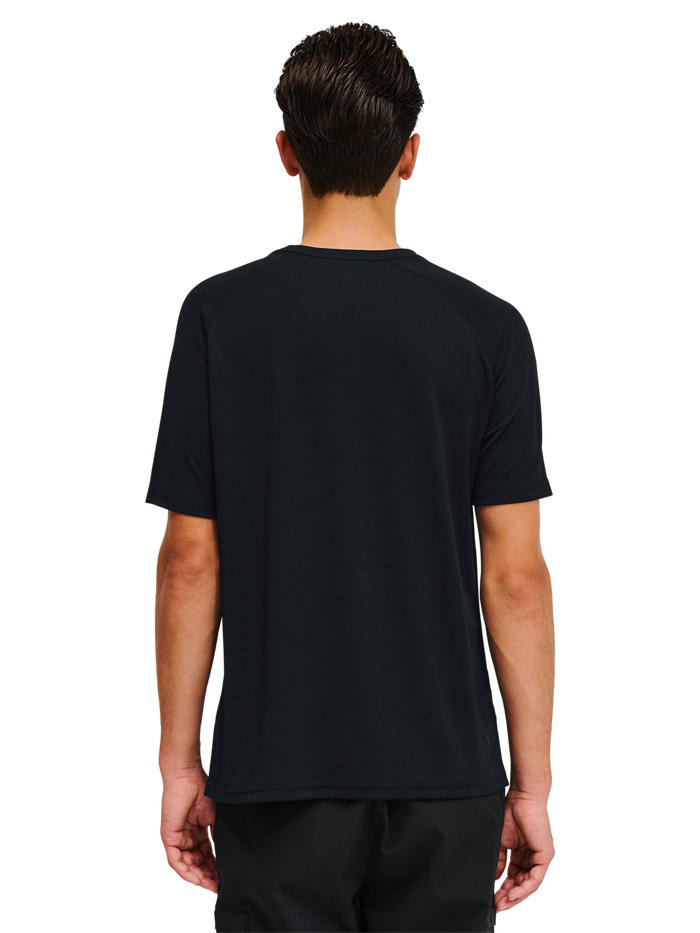 HALO SORONA T-SHIRT, BLACK, model