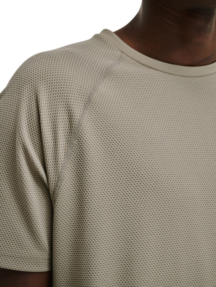 HALO SORONA T-SHIRT, SENECA ROCK, model