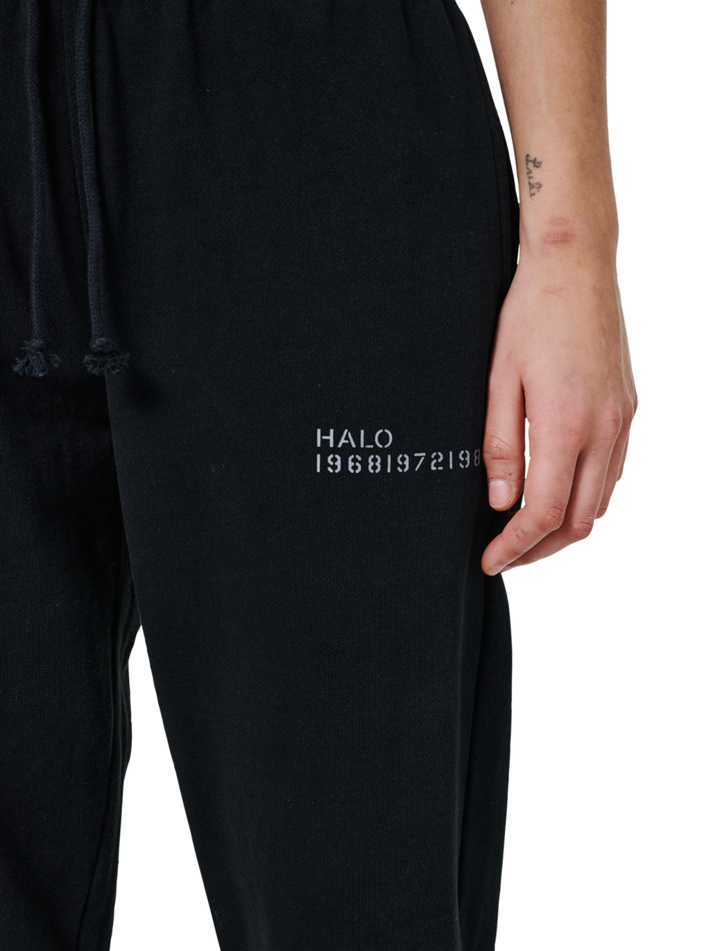 HALO ESSENTIAL SWEATPANTS, BLACK, model