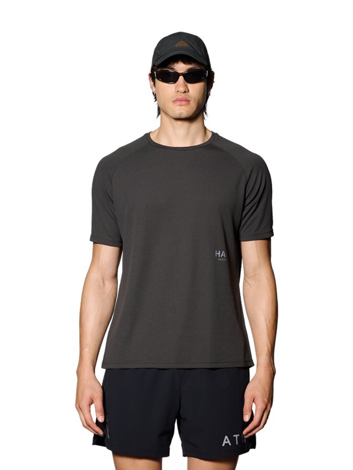 HALO SORONA T-SHIRT, RAVEN, model