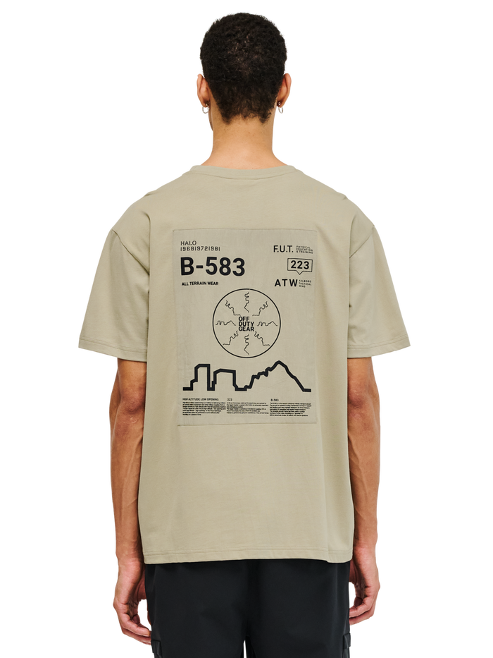 HALO GRAPHIC T-SHIRT 01, SENECA ROCK, model
