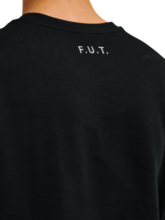 HALO ESSENTIAL CREW, BLACK, model